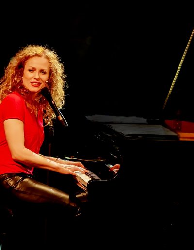 Caroline Bungeroth auf der Bühne am Flügel